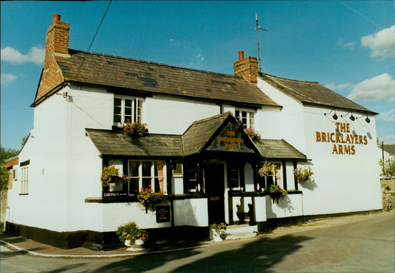 The Bricklayers Arms in Oxford, UK, where the national media have been entrenched. - Vintage Photograph