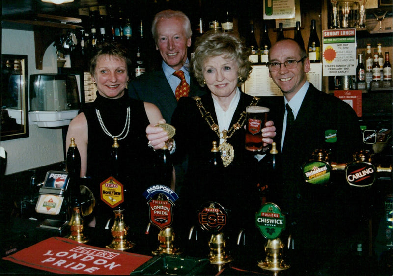 Lord Mayor Maureen Christian and Sir Anthony Fuller pull the first pint at the re-opening of the Butchers Arms in Headington. - Vintage Photograph