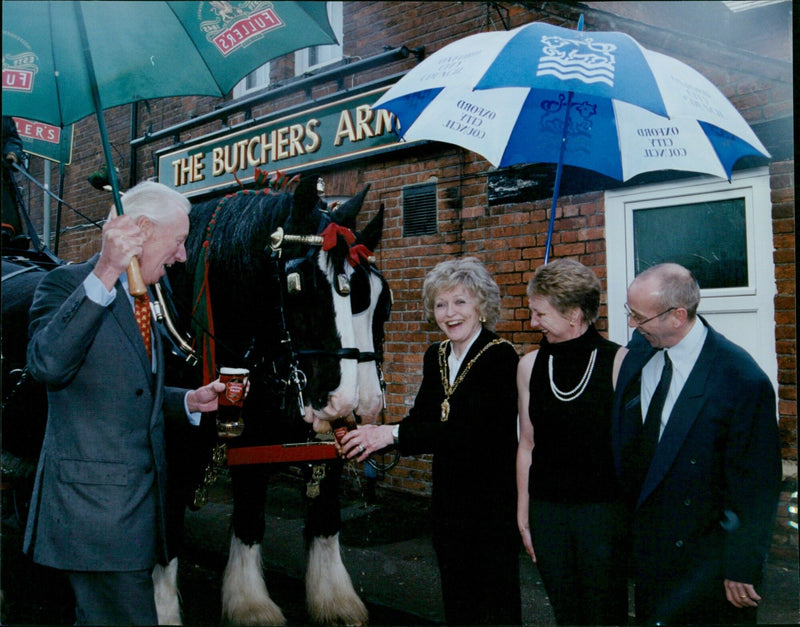 Lord Mayor Maureen Christian pulls the first pint at the re-opening of the Butchers Arms in Headington. - Vintage Photograph