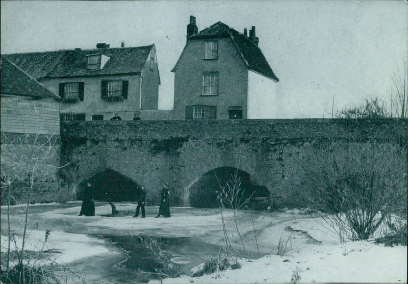 Skaters on the frozen Thames in Abingdon, England, April 6, 1895. - Vintage Photograph