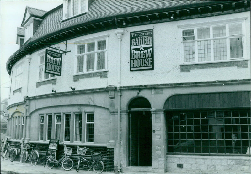 The Oxford Brew House wins the Liveliest Pub of the Year award from the Consumer Association's Good Pub Guide. - Vintage Photograph