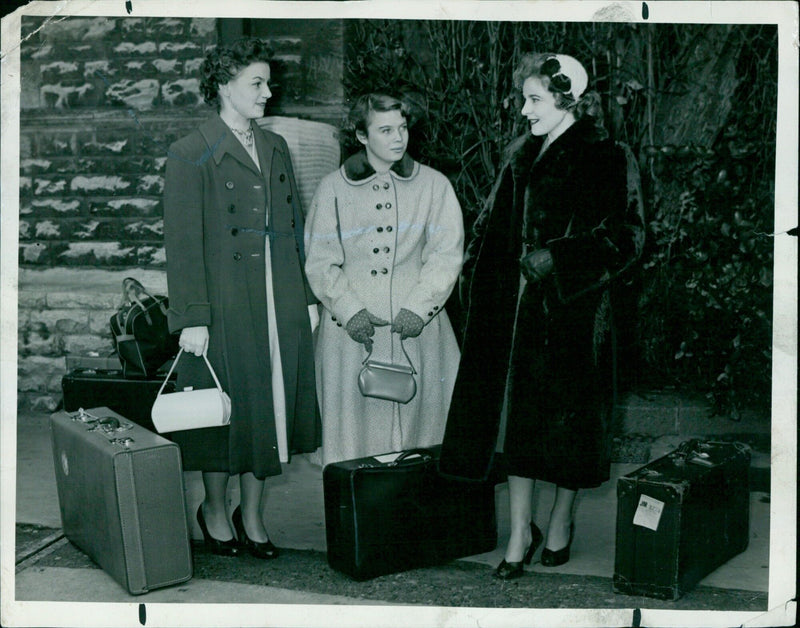 Beauty queens Angela MoDougall and Eileen Gray - Vintage Photograph