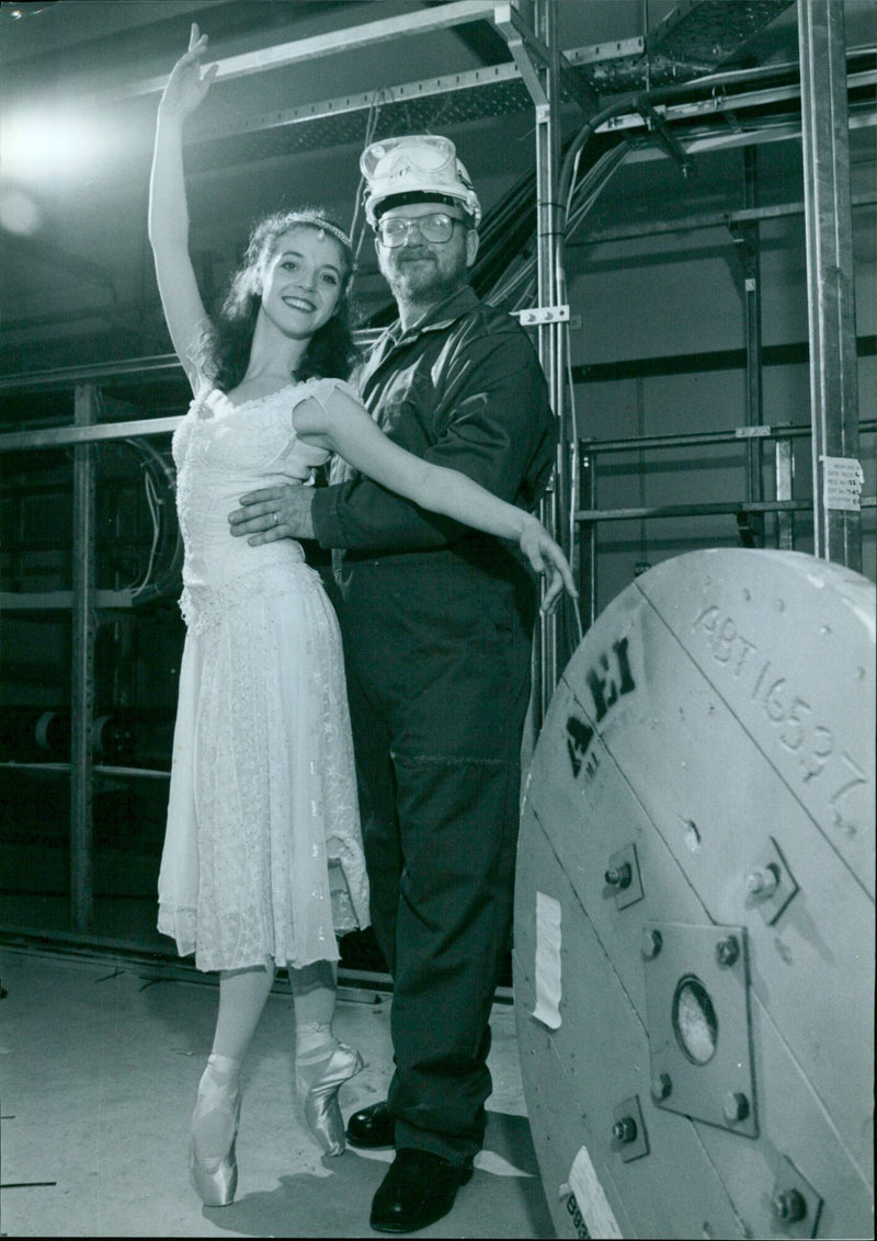 Engineer John Grundy meets Jayne Regan, star of the Northern Ballet production of Swan Lake. - Vintage Photograph