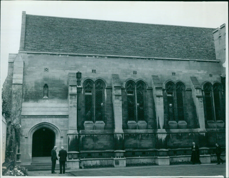 Students from Manchester College play a game of bowls at Oxford. - Vintage Photograph