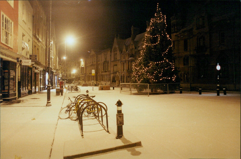 Oxford, England, enjoys a winter wonderland on December 28, 2000. - Vintage Photograph