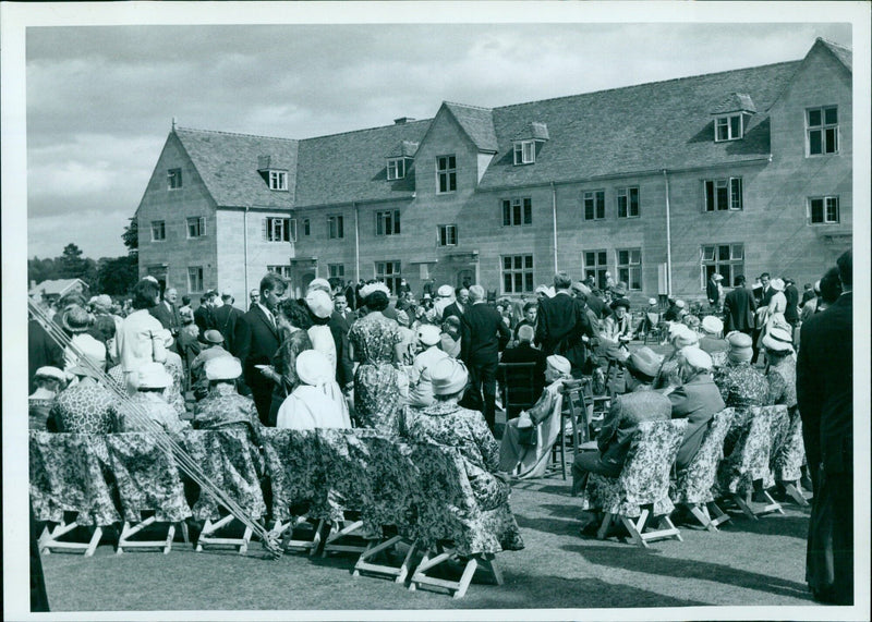 Queen Elizabeth II at the opening of a new section of Minshull College in June 1962. - Vintage Photograph