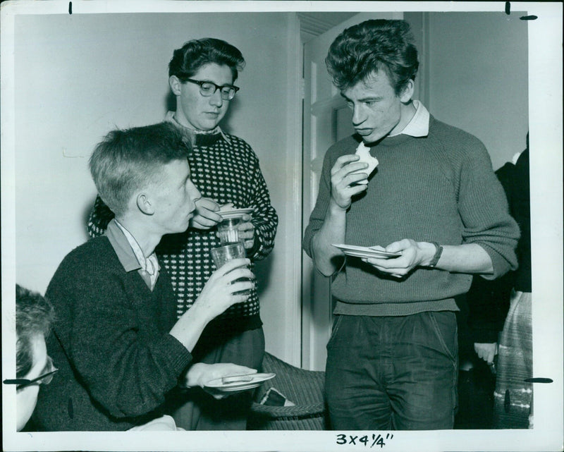 Students from Somerville College enjoy a bread and cheese lunch, organised by Miss Delia Kay and Miss Claire O'Brien. - Vintage Photograph