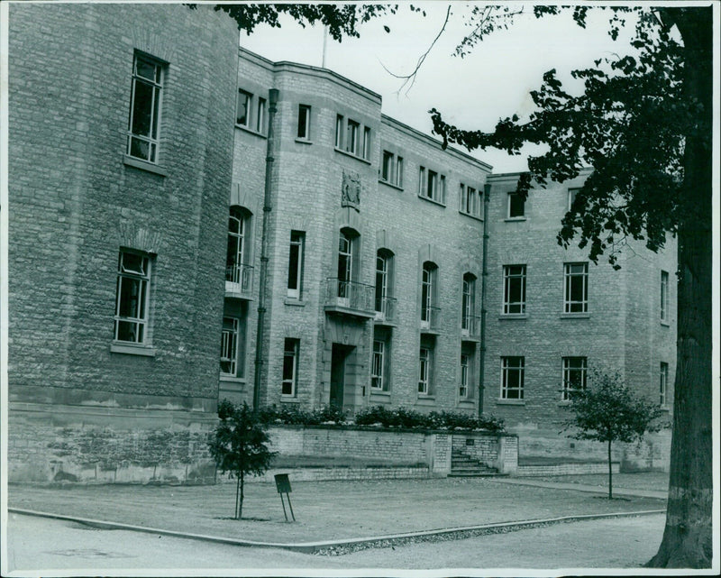 Students of the University of Oxford's Joxester department leave the building in Oxford, England. - Vintage Photograph