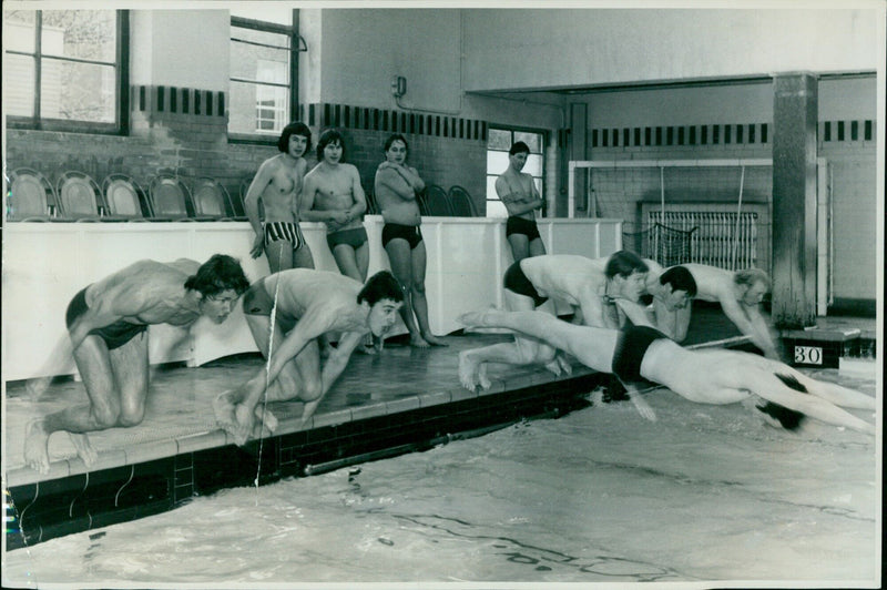 Cambridge Oxfeld University swimmers training for a match on Saturday. - Vintage Photograph