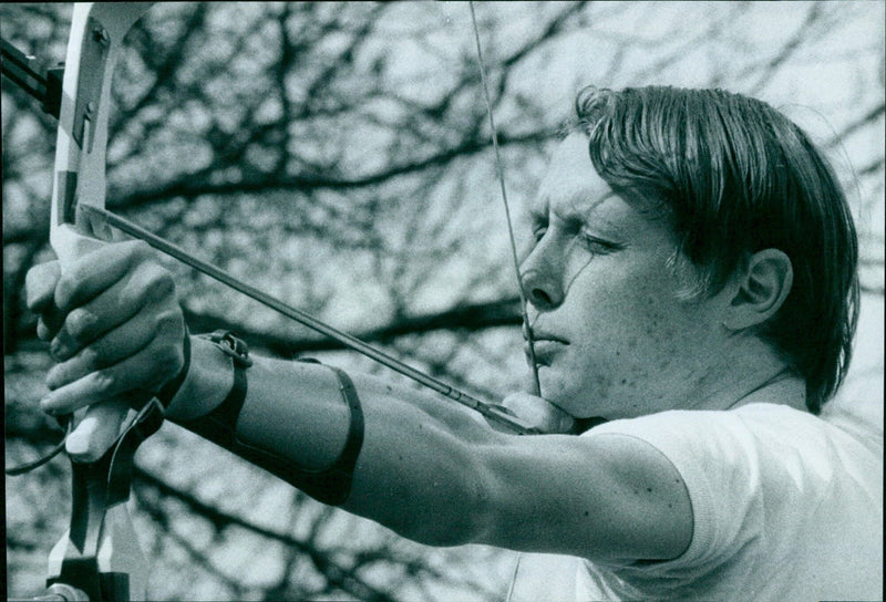 Simon Edwards of Worcestershire College competes in a university archery contest in Oxford. - Vintage Photograph