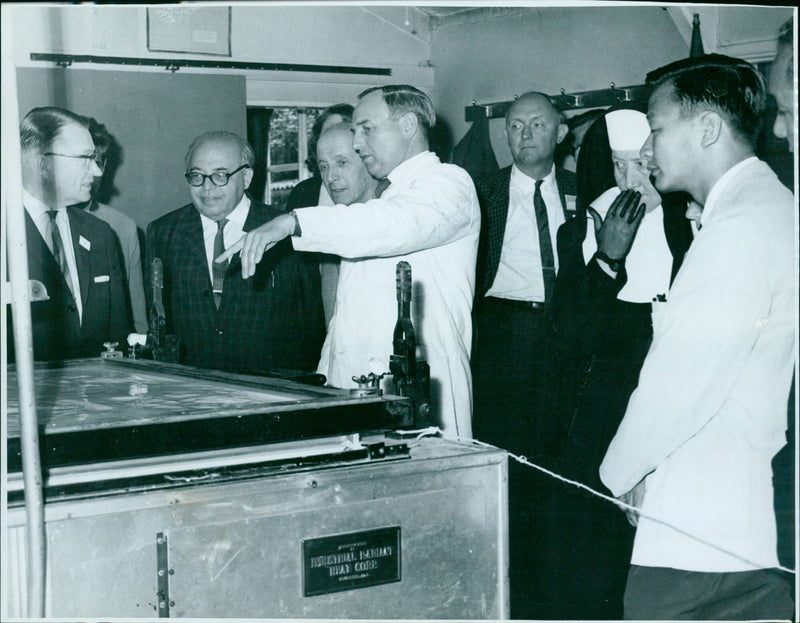 Members of the 20th International Geographical Congress visit the Clarendon Press cartographic department in Oxford. - Vintage Photograph