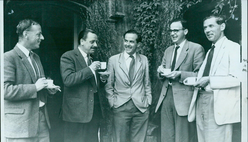 Students taking a break from their studies at Oxford University Business Summer School. - Vintage Photograph