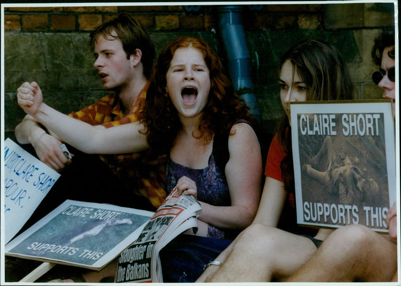 British MP Claire Short speaking at a student demonstration at the Oxford Union against NATO action in the Balkans. - Vintage Photograph