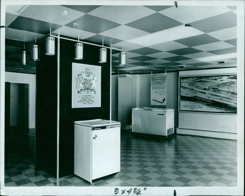 The specially designed central column of Prestcold House showroom. - Vintage Photograph