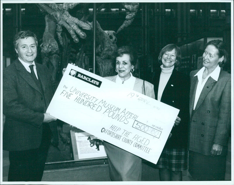 Vice Chairman Ox University Museum, Stephen Edey, Carmen Silvera, and Tustar Page present a cheque of 500 pounds to Help The Aged Oxfordshire County Committee Chairman Hutson. - Vintage Photograph