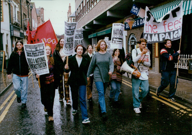 Hundreds of students demonstrate against tuition fees in Oxford, UK. - Vintage Photograph