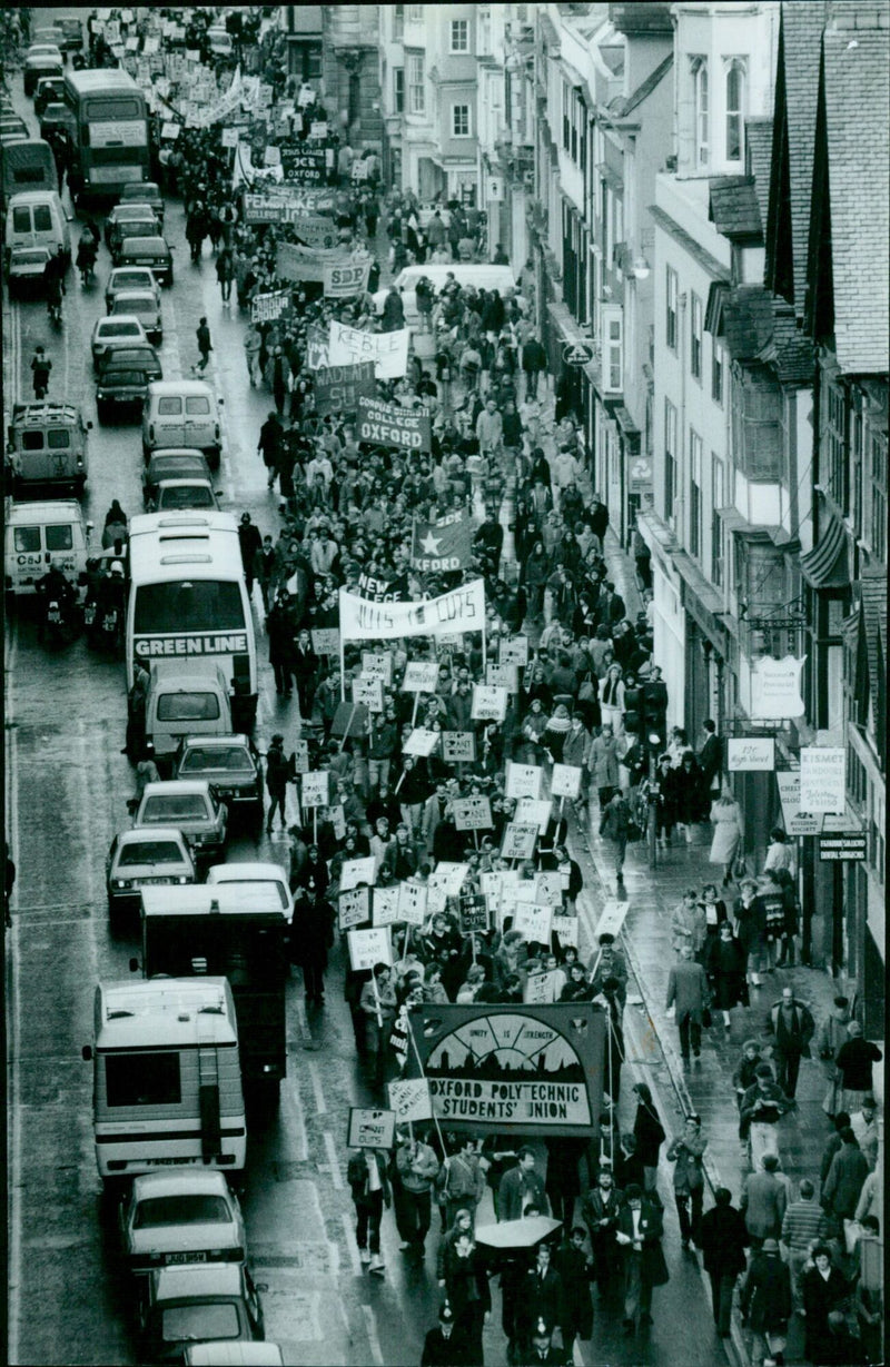 Oxford students demonstrate in the city centre against government funding cuts. - Vintage Photograph