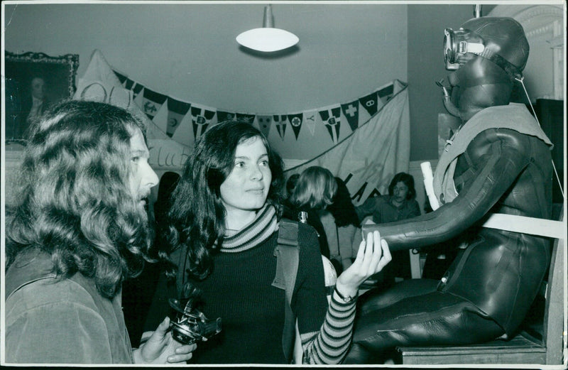 Steve Daniels of the Oxford University Sub Aqua Club gives information to fresher Mariot Sanderson at the Freshers Fair. - Vintage Photograph