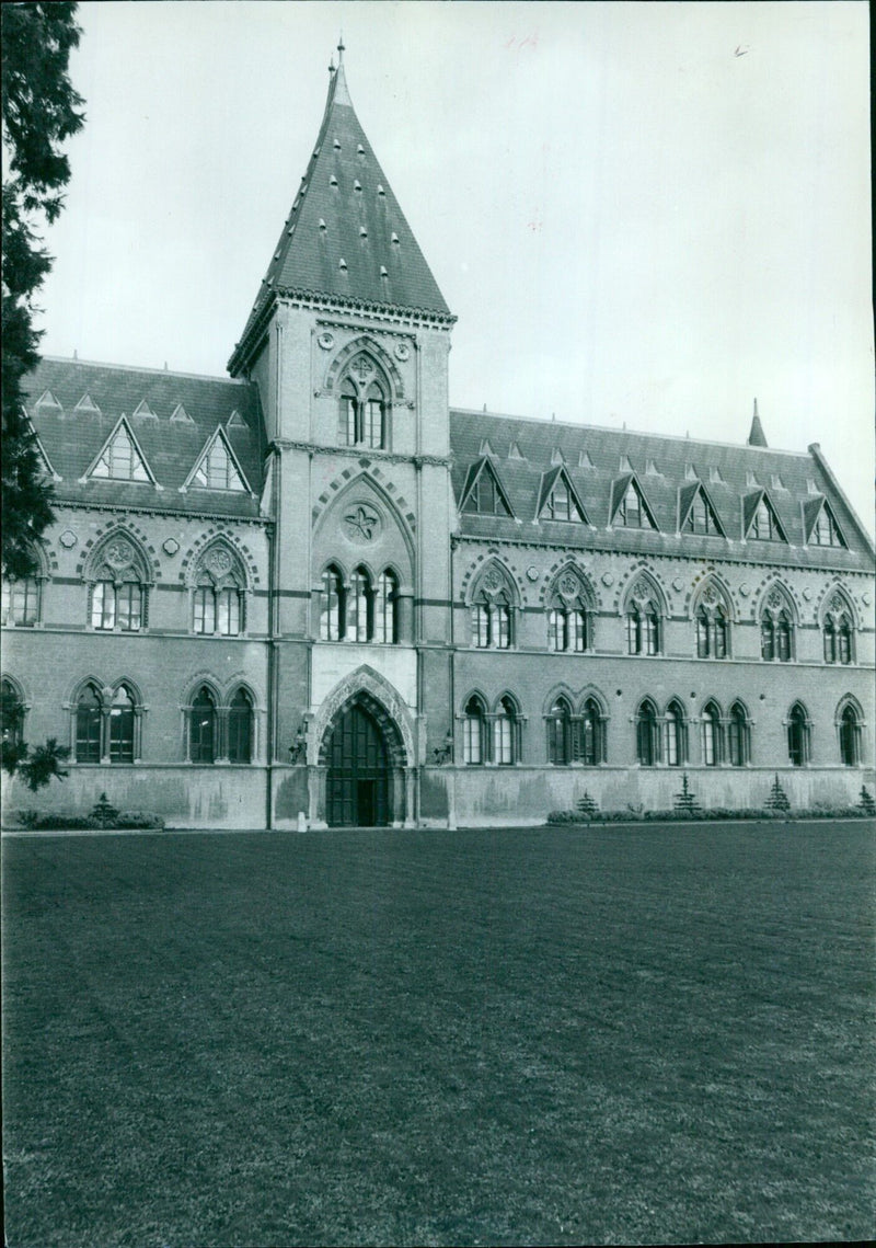 Students visit the University of Oxford Museums on August 3, 1994. - Vintage Photograph