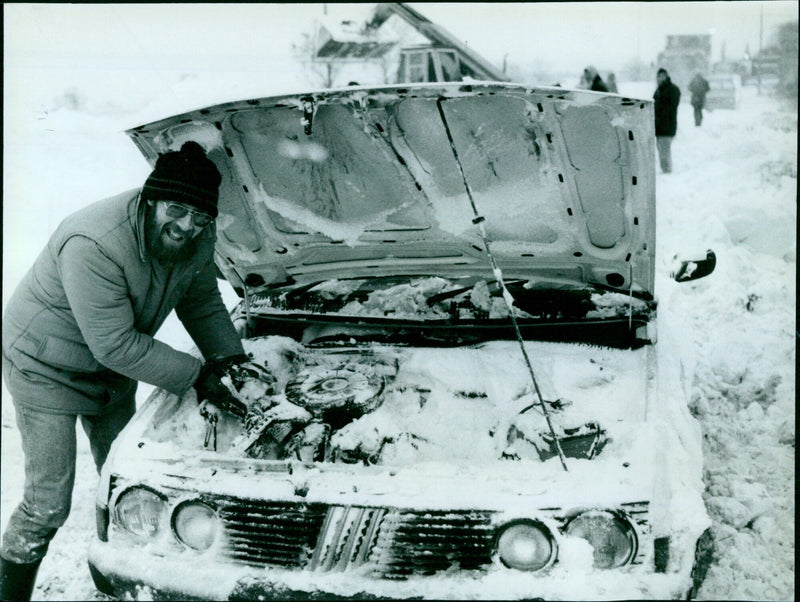 Barry Davis of Banbury discovers his car snowbound after abandoning it on the A423. - Vintage Photograph