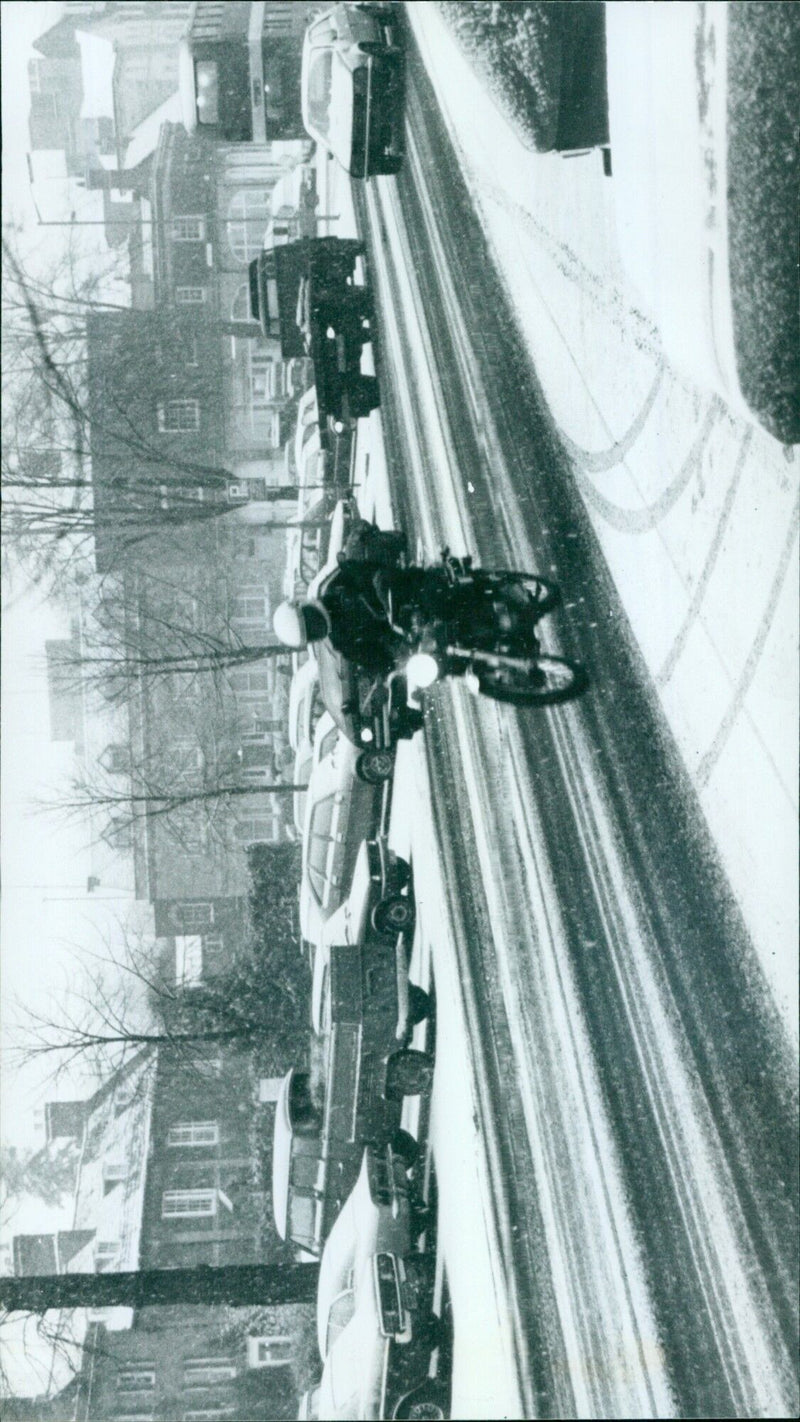 Motorists and pedestrians struggle with icy roads in Banbury, England on January 18, 1980. - Vintage Photograph