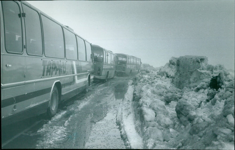 Vehicles become stuck in the snow on the Didcot-Wallingford Road. - Vintage Photograph