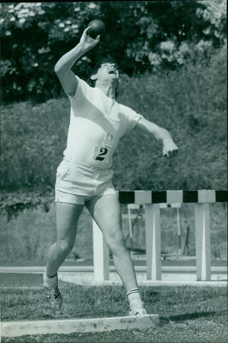 Oxford's Mark Daniell takes part in shot-put competition against Dave Dompe. - Vintage Photograph