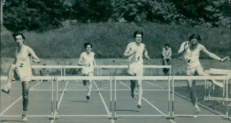 Anthony Shiret of Cambridge University leads the pack in the 400 metres race. - Vintage Photograph