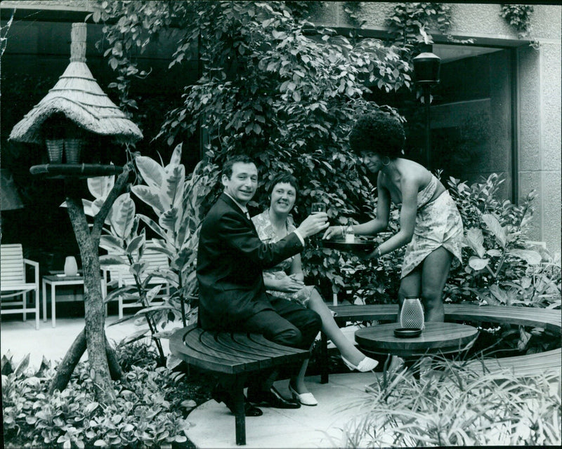 Former Oxford constable Frank Wood celebrates winning a £1,000 cash prize in a Guinness competition. - Vintage Photograph