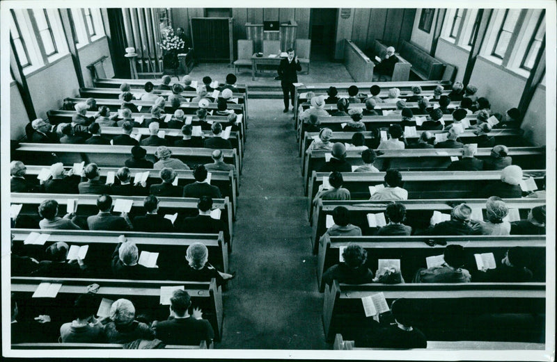 Congregation of Collinwood Road Church gathers for Cymru Faoedd Canu. - Vintage Photograph