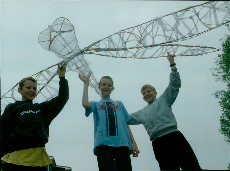 Students from Abingdon Larkmead School construct models for the OOMF 1:1 project. - Vintage Photograph