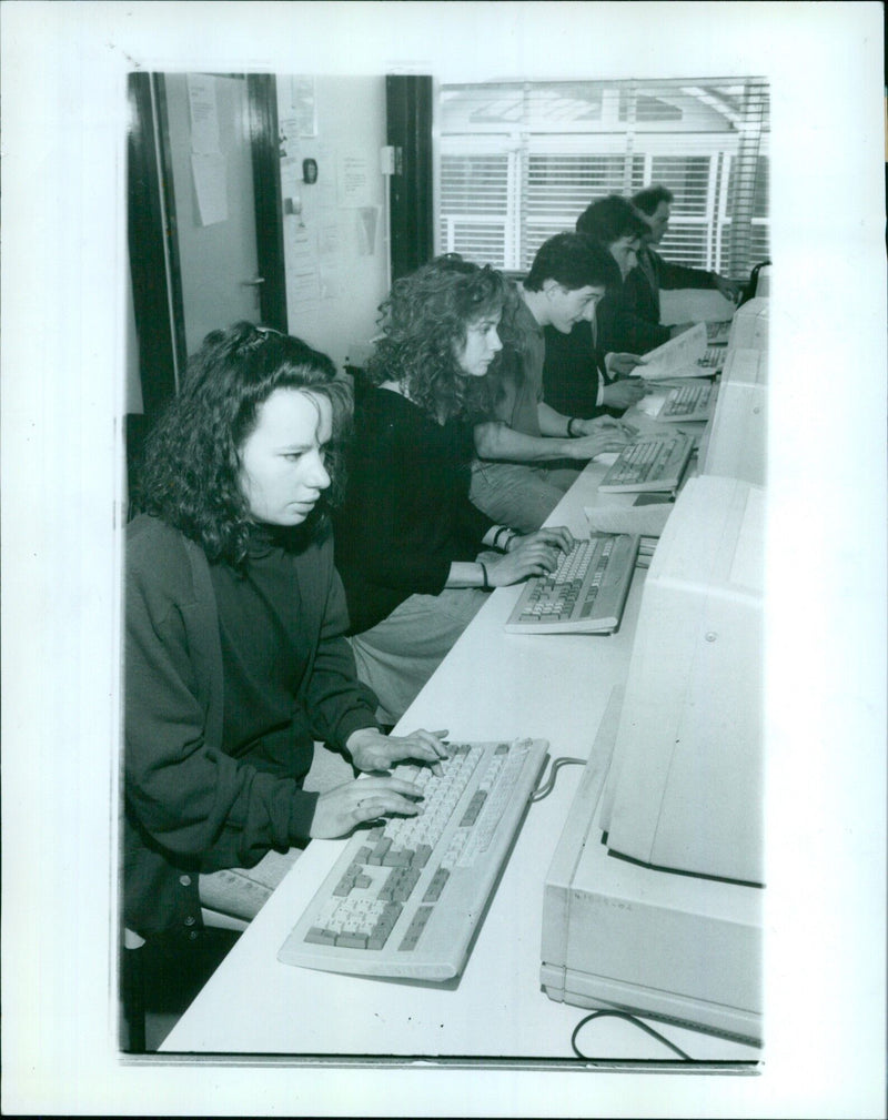 Oxford Polytechnic students Louise Price (22) and Sandra Moss (21) work in one of the polytechnic's computing rooms. - Vintage Photograph