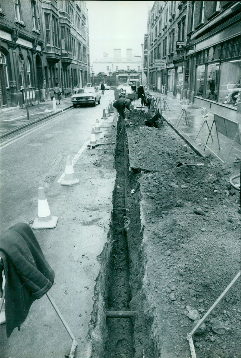 Road works are taking place at King Edward Street in Oxford. - Vintage Photograph