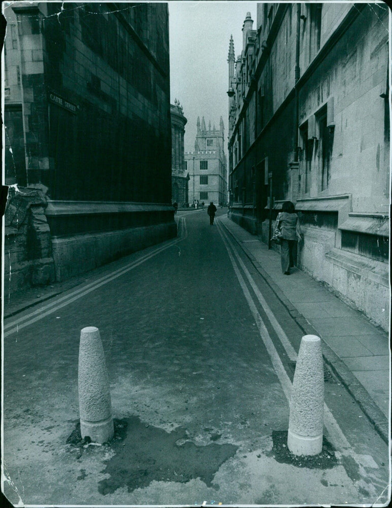 A crowd of people gather on Catte Street in Oxford. - Vintage Photograph