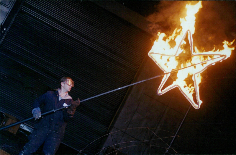 Fire sculpture artists Neil Walker and Sarah Kenchington create a special sculpture for the Ox Millenium Fest. - Vintage Photograph