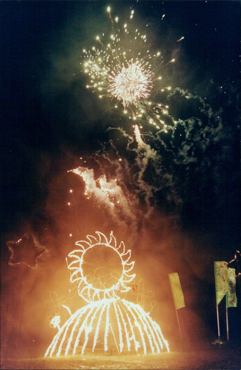 A spectacular display of fireworks and fire sculptures marks the end of the year at Oxpens in Oxford. - Vintage Photograph