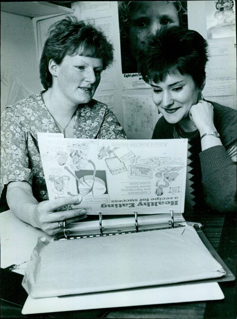 Oxford Polytechnic student Katy Stewart and her tutor Catherine Briscoe help diners towards healthier eating habits. - Vintage Photograph