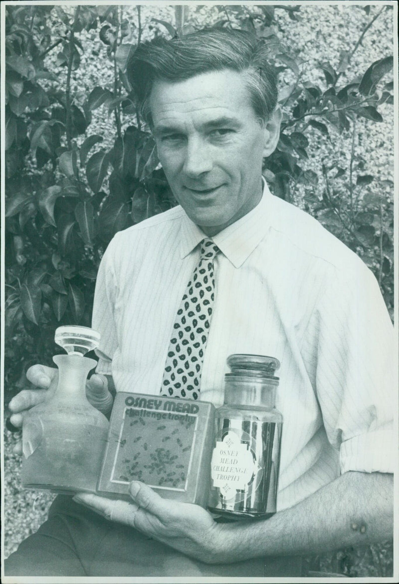 Oxford Mail & Times photographer Om Pfand captures the Osney Mead Challenge Trophy. - Vintage Photograph