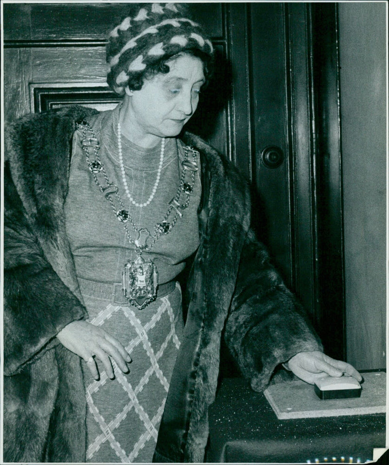 Mayor of Oxford switches on floodlighting at Ashmolean Museum - Vintage Photograph