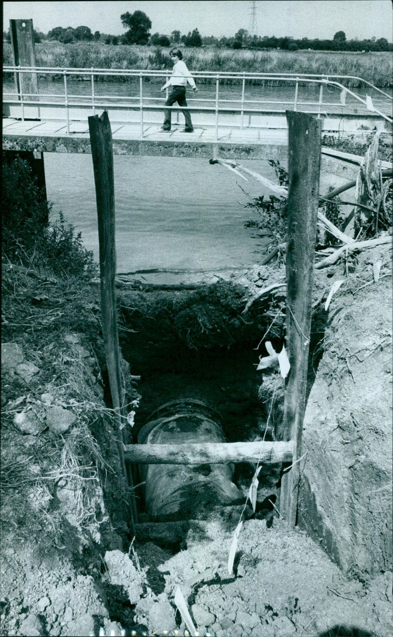 Paul Multions pumps water at Swinford pumping station. - Vintage Photograph