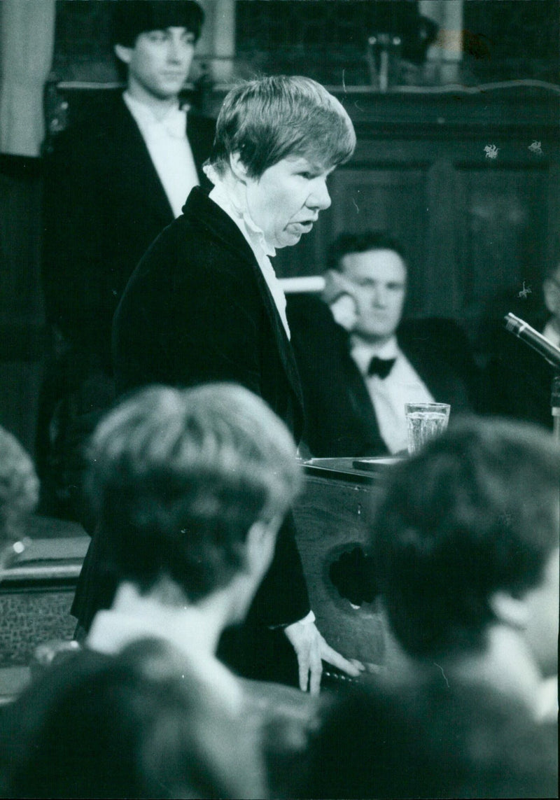 Lord Beloff addresses a large crowd at the Oxford Union debating society. - Vintage Photograph