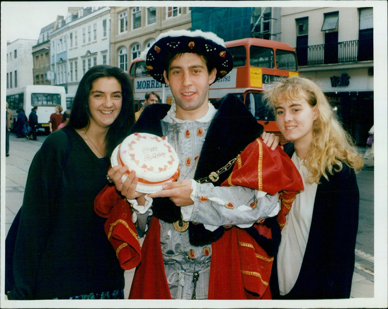 Trippy Birkday celebrates 500th стало with the help of 19-year-old Deborah Baked Miranda Davison Henry VIII students. - Vintage Photograph