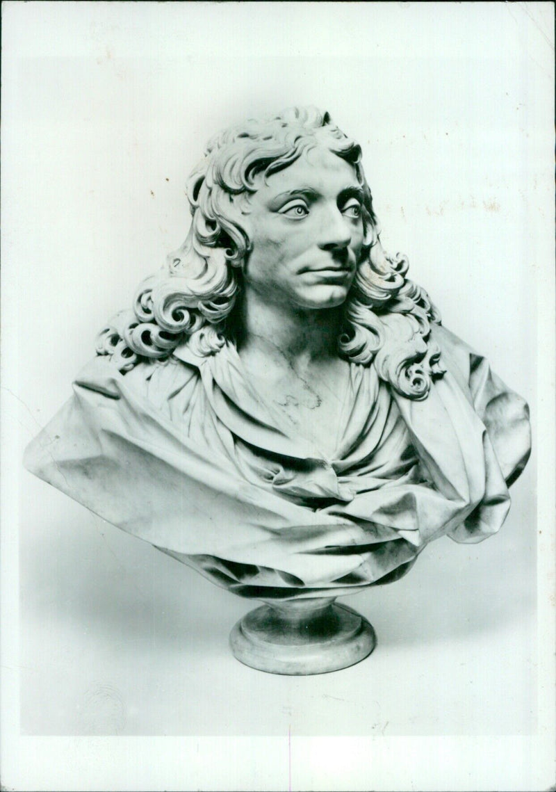 A bust of Oxford man Sir Christopher Wren by sculptor Edward Pierce is the subject of the last in a series of "Picture on the Month" in the Ashmolean Museum. - Vintage Photograph