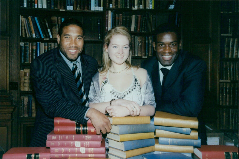 John Barnes and Lobbre harl talk with Lucy Sitkers at Oxford University. - Vintage Photograph