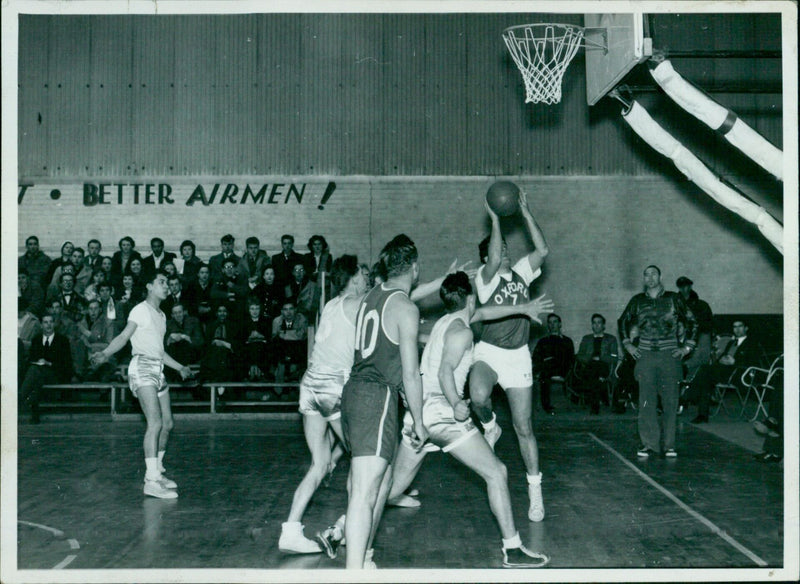 Students from Oxford and BETTER AIRMEN 8 OXFOR playing inter-varsity basketball. - Vintage Photograph