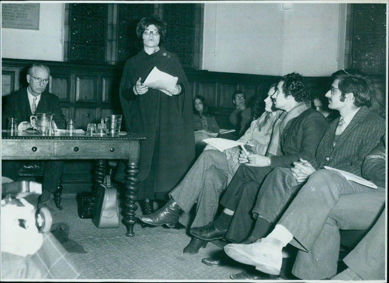 Dr Elina Shaffer puts the case at a Dutschke's College meeting in Oxford. - Vintage Photograph