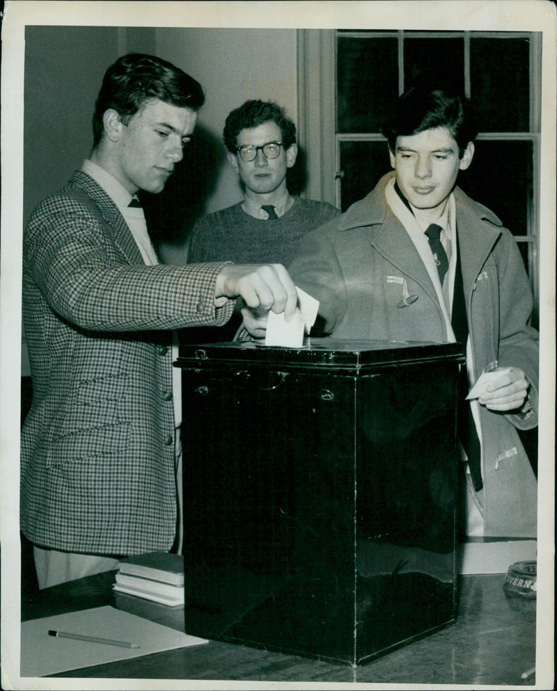 Students at Oxford University casting their votes in a debate on 10 February 1961. - Vintage Photograph