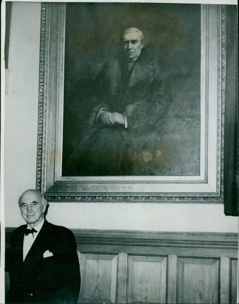 Viscount Simon unveils a painting of Viscount Goschen at the Oxford Union. - Vintage Photograph