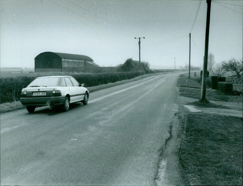 A new reservoir is set to flood the Hanney-Steventon Road in February 1993. - Vintage Photograph