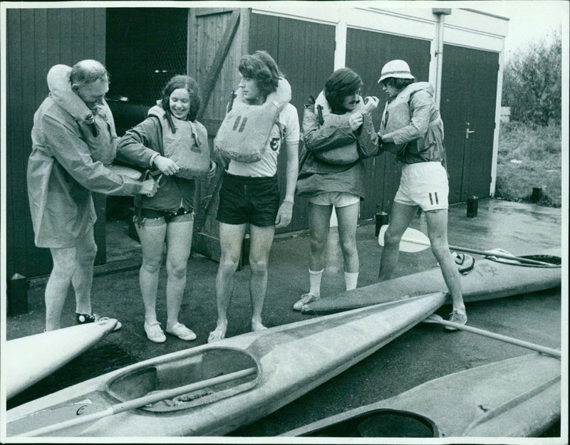 Four members of the Oxford Polytechnic Canoeing Club prepare for an outing on the Thames. - Vintage Photograph